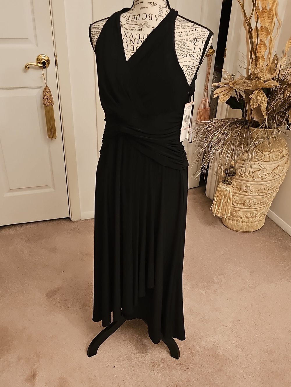 Anne Klein Black Sleeveless Maxi Wrap Dress. This Stylish Dress Has A Zipper .